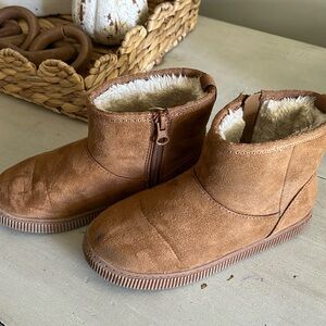 Girls Cat and Jack Sherpa Booties